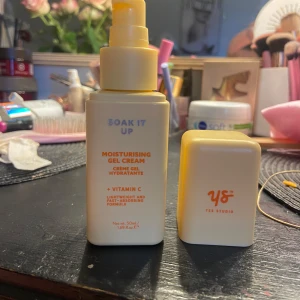 Soak It Up Moisturising Gel Cream - En återfuktande gelkräm med vitamin C från Yes Studio. Den är använd fåtal gånger och är 50 ml. Den gör än glowig och återfuktar ens hud!💕