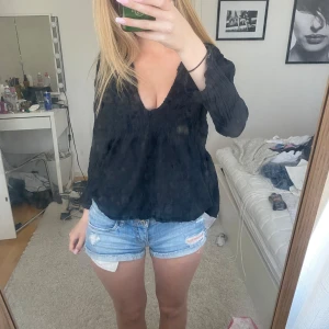 Svart gullig blus - Gullig blus! Den är lite längre där bak (se bild 5), supersnygg och passar perfekt till sommaren
