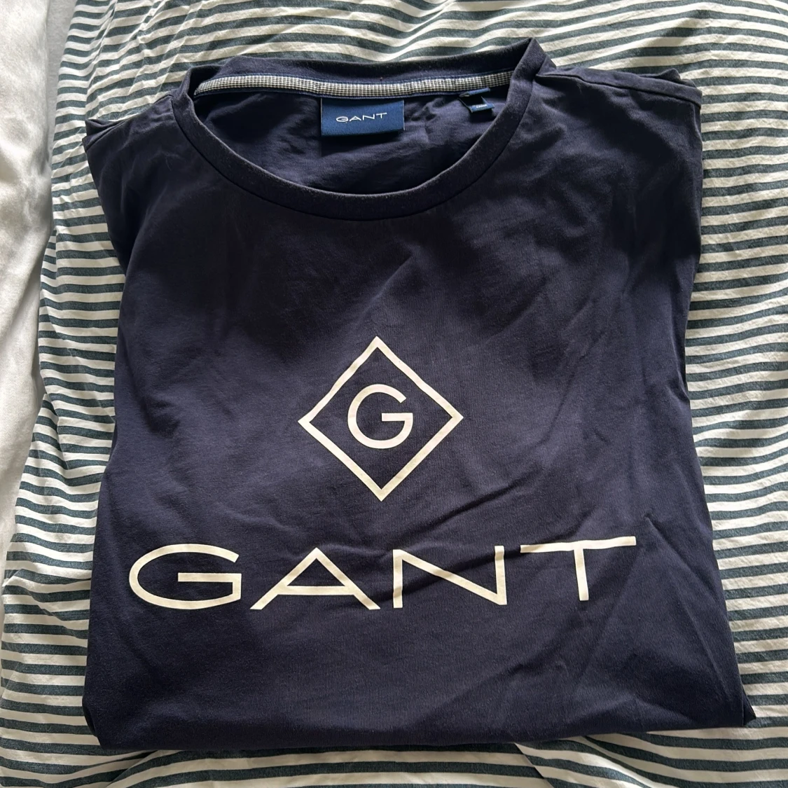 Svart t-shirt från GANT med logga
