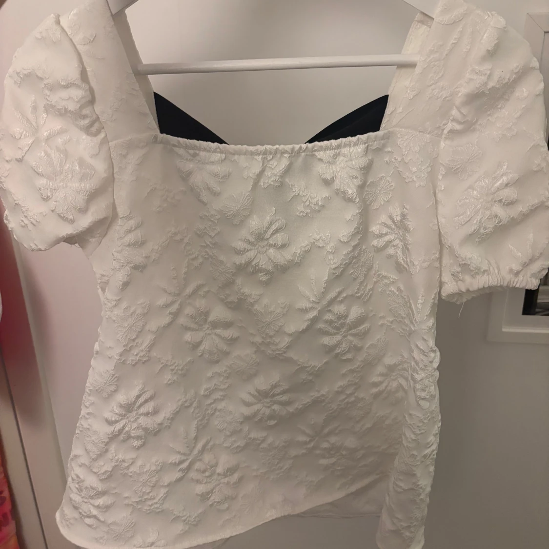 Vit blus med puffärm och svart rosett