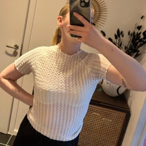 Festtopp - Genomskinlig topp med ”bubblor” i materialet. Lite högre i halsen. Ja jag Strl XS men den är liten i storleken, mer som XXS.  Använd 1 gång. Från nakd. Har blivit för liten för mig. Sitter mycket finare när den inte är för liten🌷  Har bundle rabatt kolla gärna mina andra annonser, allt ska bort!!🥰