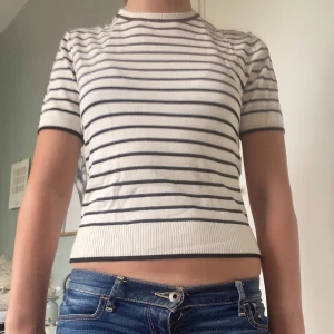 Jätte söt mjuk tröja!! - Säljer en jätte söt tröja med ränder på, säljer pga ingen användning. Bara att skriva för frågor !!💓💓