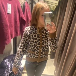 Jättesöt leopardmönstrad kofta🤎 - Säljer en jätte snygg leopard-kofta från ZARA, den säljs inte längre och jag säljer pga ingen användning. Den är perfekt för kalla dagar eller mysiga sommarkvällar!! Bara att skriva för frågor!💞