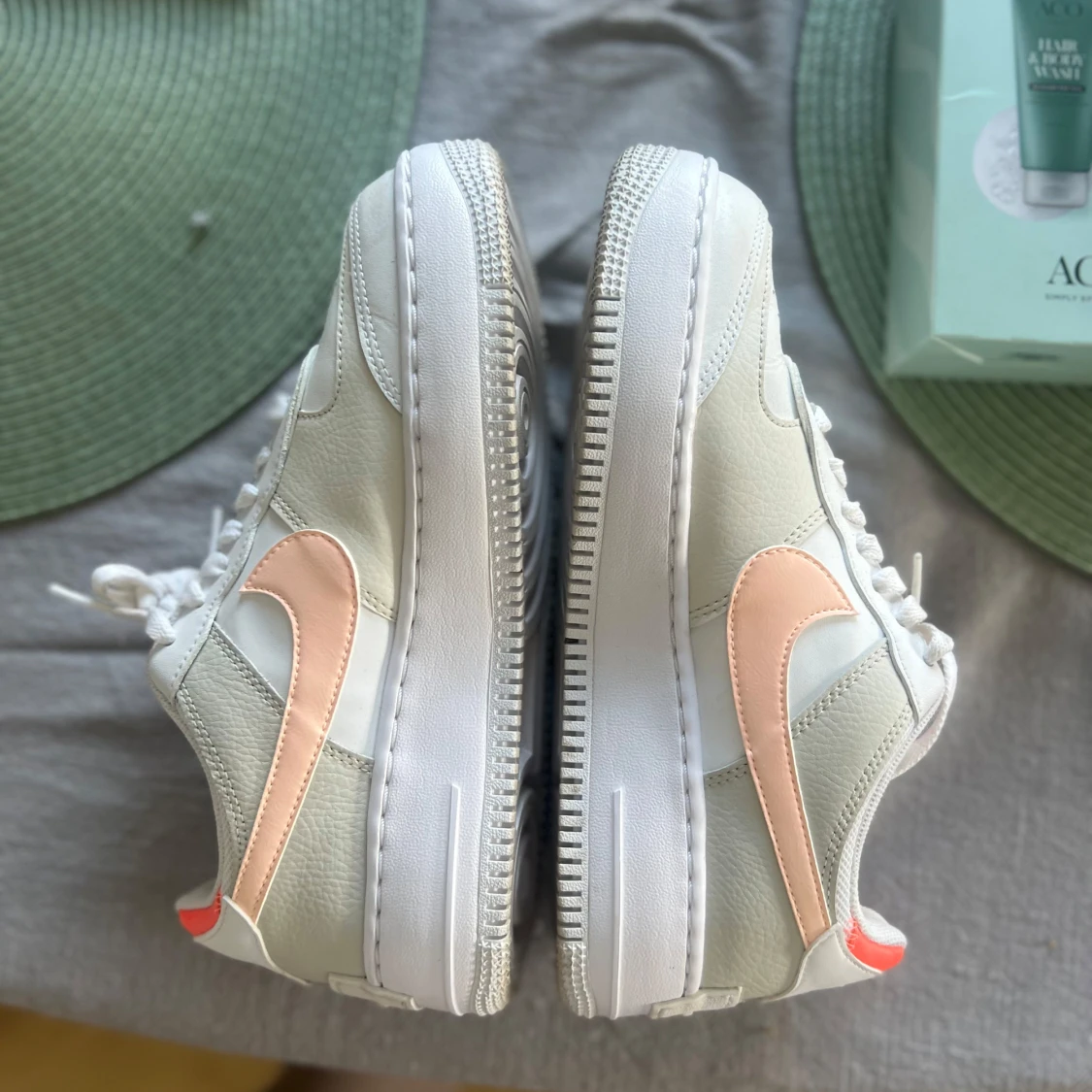 Nike Air Force 1 sneakers med persikofärgad swoosh - 1