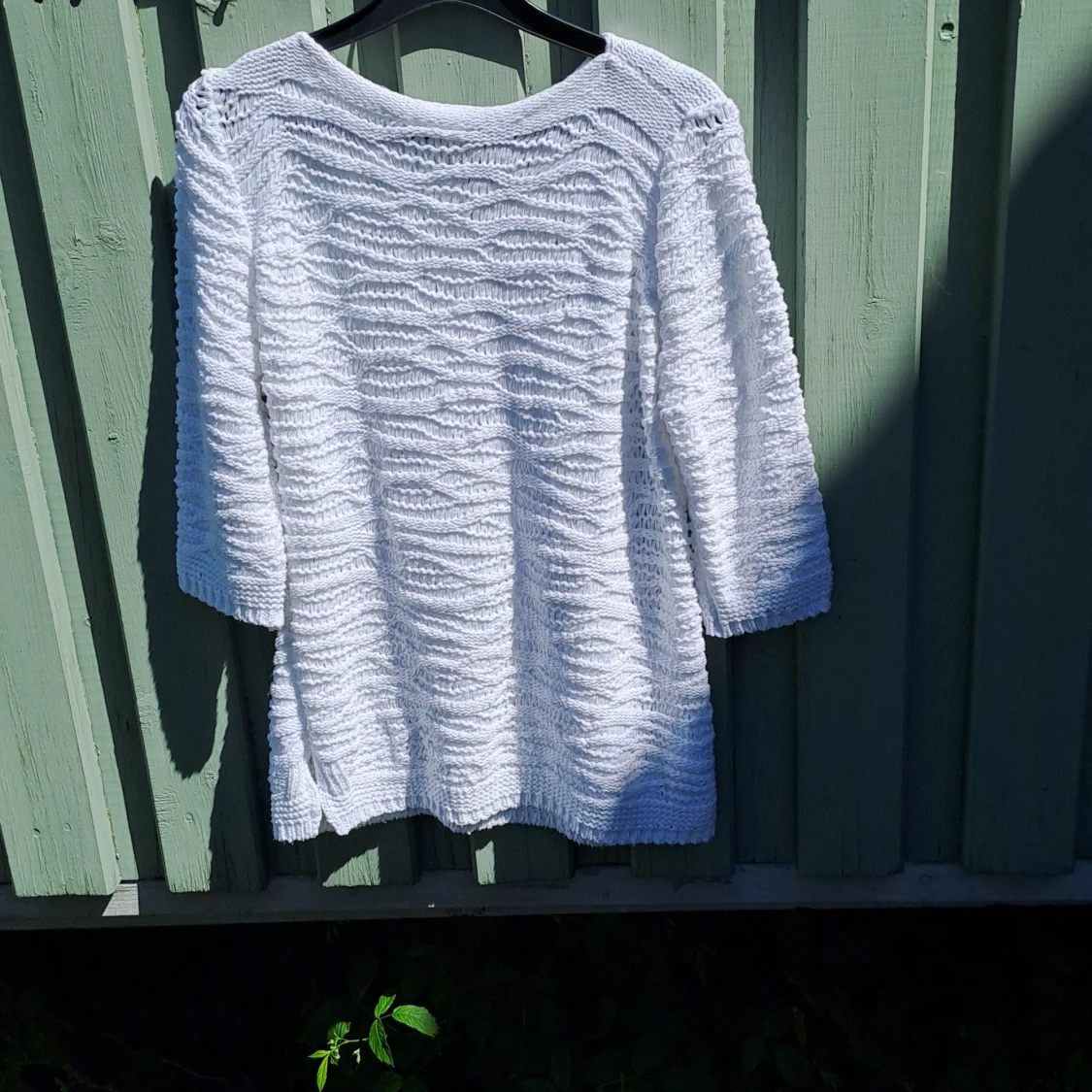 Vit stickad tröja med vågigt mönster - 1