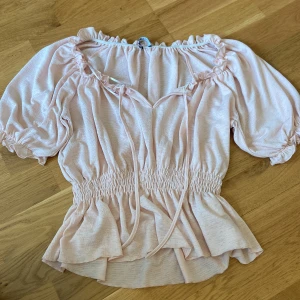 Ljusrosa blus - Supersöt ljusrosa blus från Gina Tricot. Hör av dig för frågor eller fler bilder!