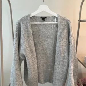 Grå stickad kofta från Lindex - Mysig grå stickad kofta från Lindex. Storlek xs-s