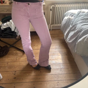 Rosa/lila bootcut jeans från Wrangler - Skitsnygga rosa/lila jeans från wrangler!! Perfekt nu till sommaren👌🏼👌🏼 Köpte 2 st i olika strl så säljer därför ett av de paren! 