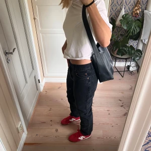 Svarta baggy jeans - Säljer ett par svarta baggy jeansbyxor som bara använts fåtal gånger. Stl 28/32, passar mig som är 170cm. ✨