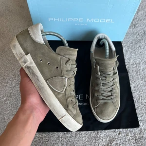 Philip model skor  - Säljer nu dessa Philip model skor i storlek 41 passar 42 Skick 8,5/10 Nypris ligger runt 3500kr men mitt pris är endast 1650kr | ingår box dustbag skor Innemått 27cm  Fraktar spårbart med PostNord 