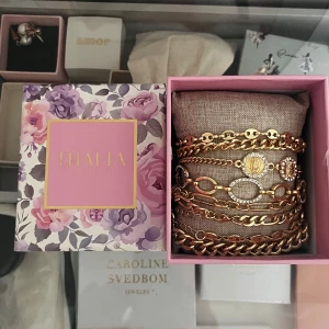 Smycken  - Säljer söta smycken som jag köpte på USA för 300kr ( hela lådan)