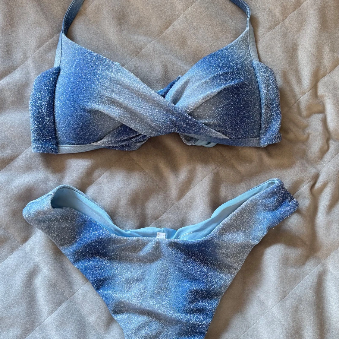 Blå glittrig bikini med omlott-topp
