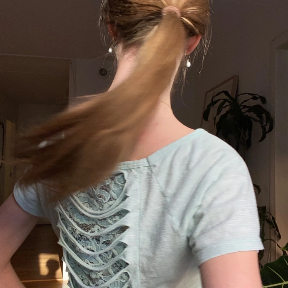 Turkos t-shirt med spetsdetaljer i ryggen - 1