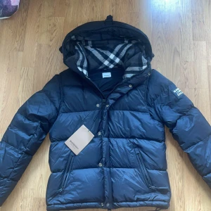 Svart dunjacka från Burberry - Helt ny burberry jacka/ väst aldrig använd storlek S och M