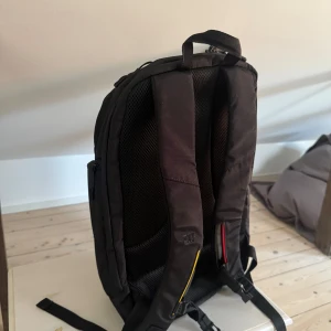 Wilson Racket Backpack - Rymlig Wilson ryggsäck för tennis, padel eller annan sport i väldigt bra skick! Snygg och stilren design utformad för att matcha Pro Staff serien av Wilson Tennisracketar. Väldigt sparsamt använd utan särskilt synliga tecken på användning. 