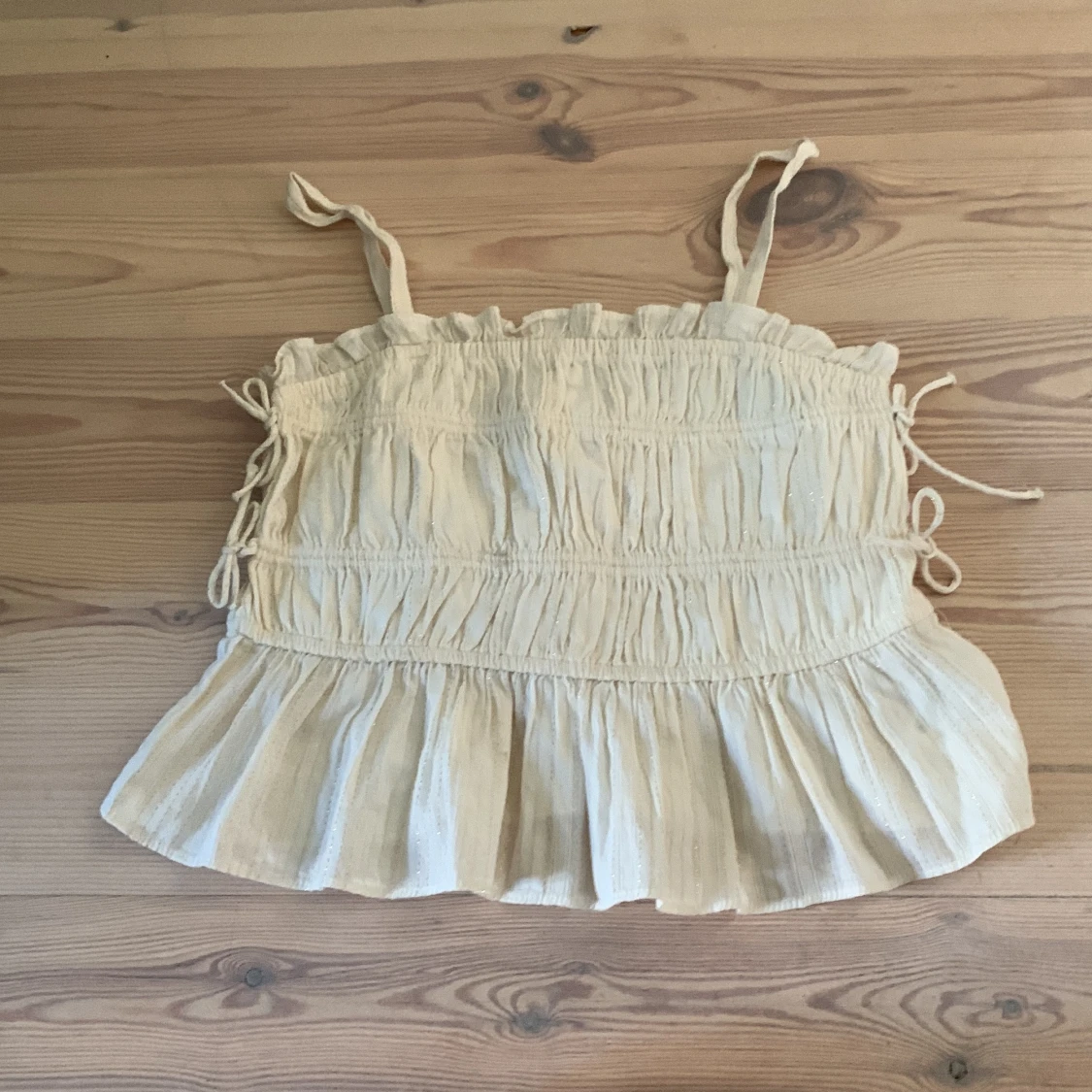 Beige volangtopp med smala axelband från Zara - 2