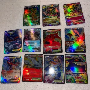 Pokémonkort - Blandade EX och GX - Samling av coola och glittriga Pokémonkort, inklusive flera EX och GX-kort med färgstarka motiv. Perfekt för dig som vill utöka din samling eller spela med vänner. Passar både nya och erfarna samlare! (Säljer en samling Pokémonkort. Haft alla korten sen jag var ca 8 år gammal. De har bara stått i en byrålåda och har ingen aning om vad de är värda. Allt på bilderna ingår!!)