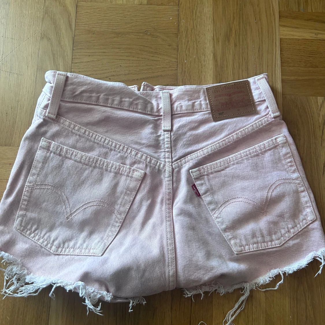 Ljusrosa jeansshorts från Levi's - 1