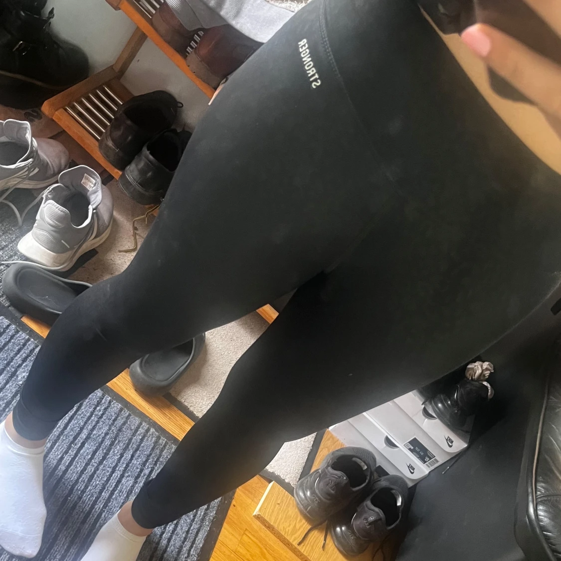 Svarta leggings från Stronger - 1