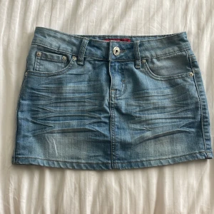 Lågmidjad jeanskjol från Oranges Red - Fin lågmidjad jeanskjol från Oranges Red 🌸köpt på vinted men alldeles förliten för mig så har tyvärr inga bilder på. Står storlek 27 så typ xs. Midjemått: ca 34-35cm Längd: ca 28-29cm