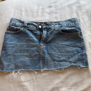 Jeanskjol med rå kant - Lågmidjas jeanskjol i bra skick!!