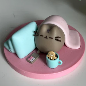 Chill pusheen figurine - Netflix and chill jultema pusheen figurine