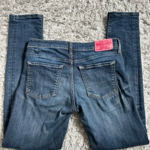 Lågmidjade jeans från Crocker - Säljer ett par blå lågmidjade jeans från Crocker 💗 jeansen är i modellen PEP! SKINNY i storlek 28/32 💗supersnygga jeans som är perfekta att sy om till bootcut eller klippa till shorts 💗Mått: Midjemått: 78cm. Innerbenslängd: 75cm. Ytterbenslängd: 96cm
