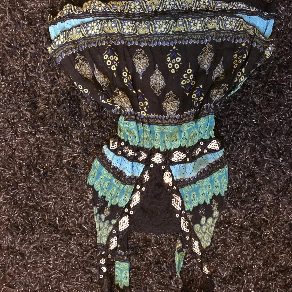 Svart och turkos mönstrad klänning med knytband