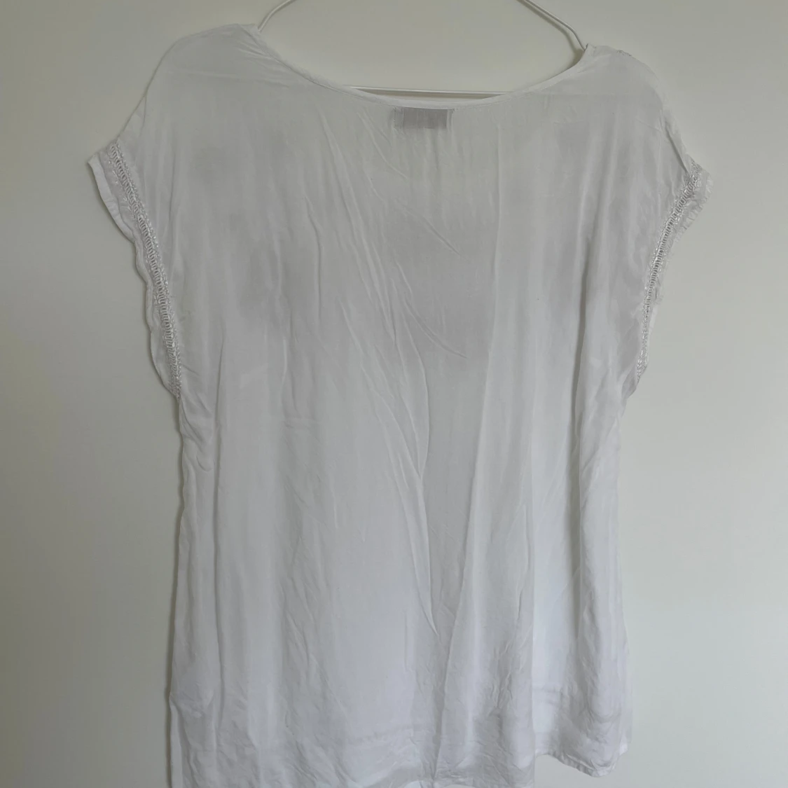 Vit topp med broderade detaljer från Cream - 2