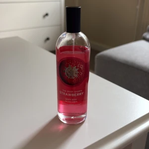 Strawberry Body Mist från The Body Shop - Strawberry body mist från the body shop. Mindre än 1/4 använd. (Det är den gamla Strawberry body misten om det är någon skillnad mellan den gamla och den nya). Nypris 170 säljer för 75. Ursprung 100 ml men är kanske runt 75-80 ml kvar!