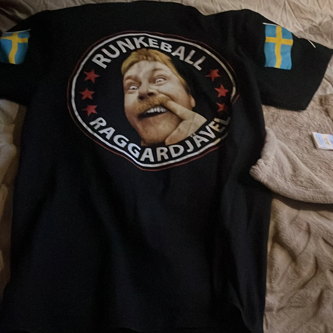 Svart t-shirt med tryck och svenska flaggor - 1