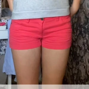 Rosa shorts  - Snygga rosa shorts med låg midja köpta för 400 second hand, lappen är bortklippt sedan innan så vet tyvärr inte vilket märke💕