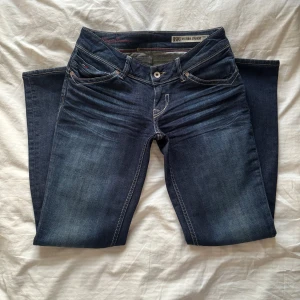 Tommy Hilfiger Jeans - Snygga jeans från Tommy Hilfiger i straight modell med en låg midja. Midjemått 34, innerbensläng 73. Skriv vid frågor 🫶🏻