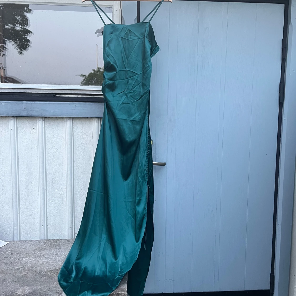 Grön långklänning med slits och smala axelband