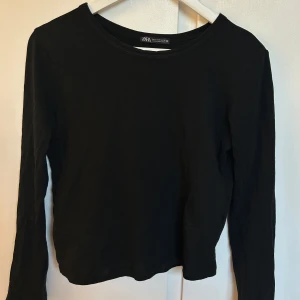 Svart långärmad topp - Svart långärmad topp från Zara. Säljer då den är för liten för mig 💗