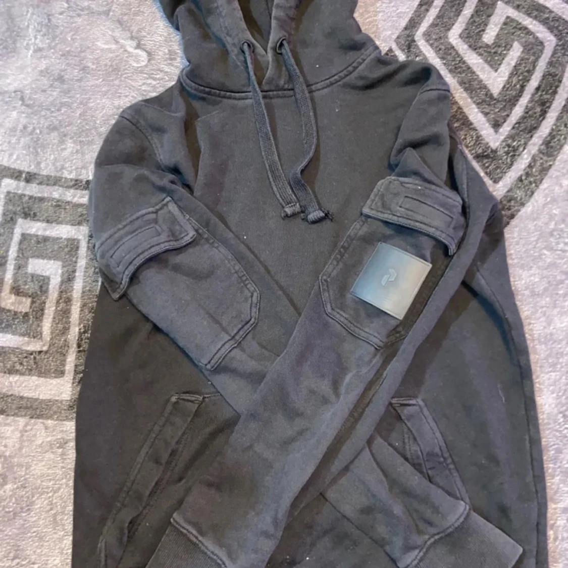 Svart hoodie från Peak Performance