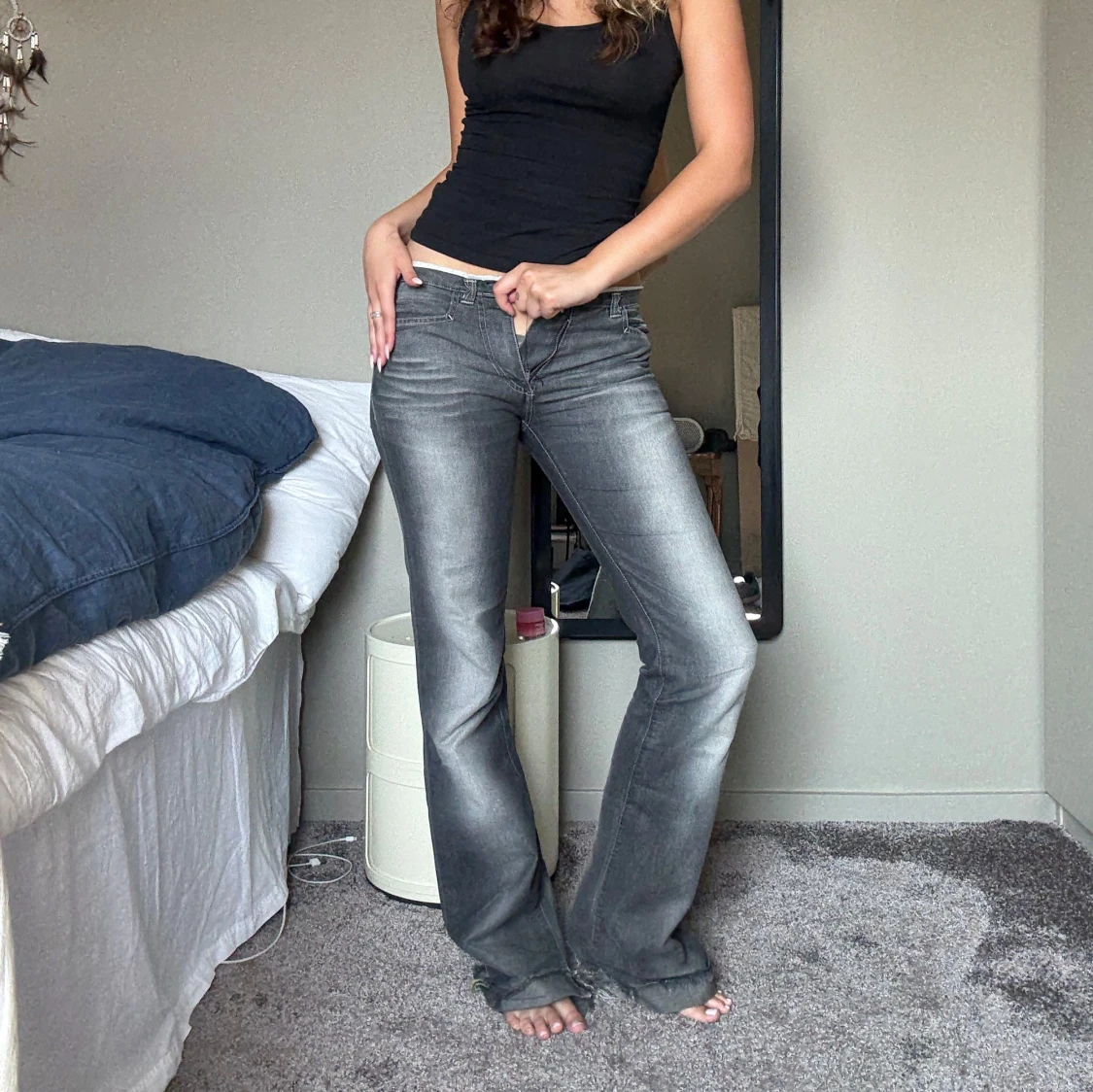 Grå bootcut jeans med slitna benslut