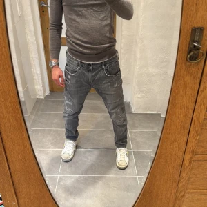 Replay jeans  - Ett par snygga jeans från Replay i storlek W32 L30 i modellen Anbbas 