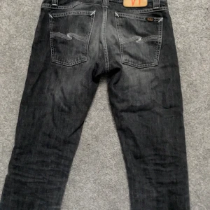 Svarta jeans från Nudie Jeans - Säljer mina nudie jeans i storlek 28/32! Fint skick och snygg tvätt på byxorna! Hör av er vid intresse 