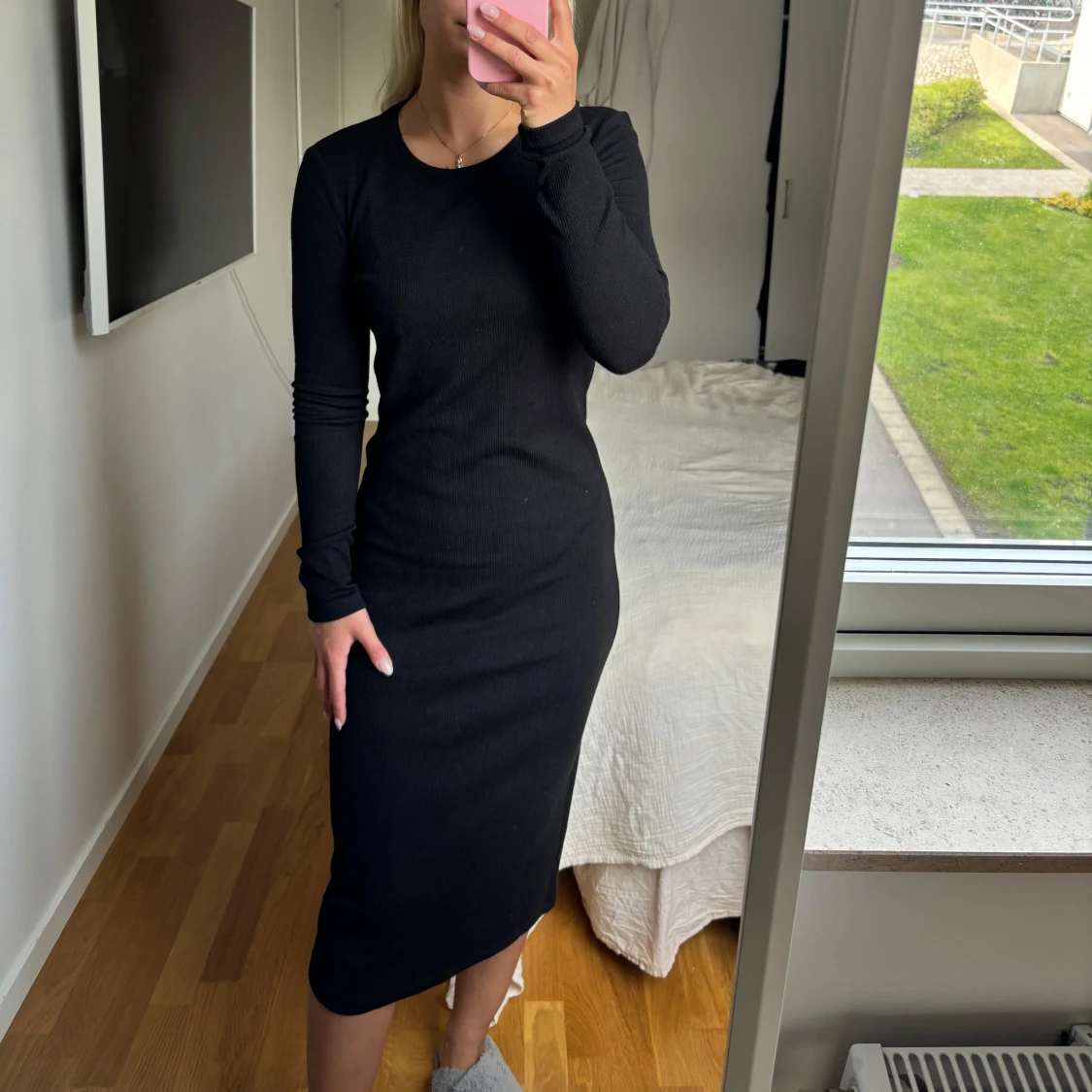 Svart långärmad klänning i ribbad bomull - 1