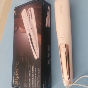 Beurer StylePro HT 82 - Beurer StylePro HT 82 är en elektrisk hårtrimmer för att ta bort kluvna hårtoppar. Den är vit med detaljer i roséguld och har en smidig, ergonomisk design. Perfekt för att fräscha upp håret hemma och hålla topparna snygga mellan frisörbesöken.