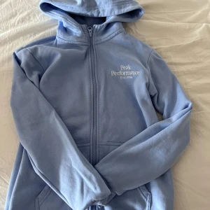 Blå Hoodie - Jättefint skick, knappt använd. Storlek 160