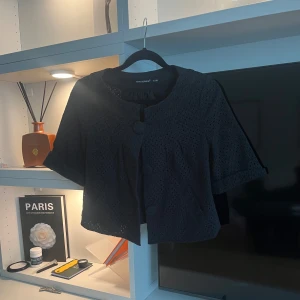 Svart bolero  - Såå snygg svart bolero i storlek S💖💖