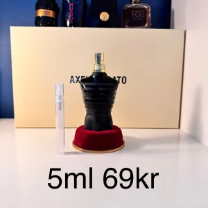 Le Male Le Parfum 5ml samples från Jean Paul Gaultier - Le Male Le Parfum från Jean Paul Gaultier i 5ml decant. Doften har tydliga inslag av varm krydda, vanilj, lavendel och trä. Flaskan är svart med guldigt spruthuvud och har en maskulin, ikonisk design.