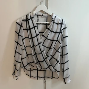 Rutig Blus - Finns ingen lapp med storlek men skulle gissa på XS/S💞