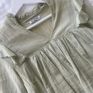 Blus från meet me there - Långärmad blus från meet me there i ljusgrönt, jätte vacker till sommaren🤍