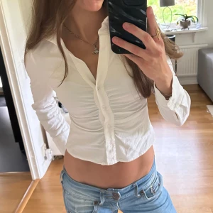 Jättesnygg skjorta - Supersnygg skjorta från Zara som går in i midjan. 🙌 Har krage och knappar längst ner i ärmen. 