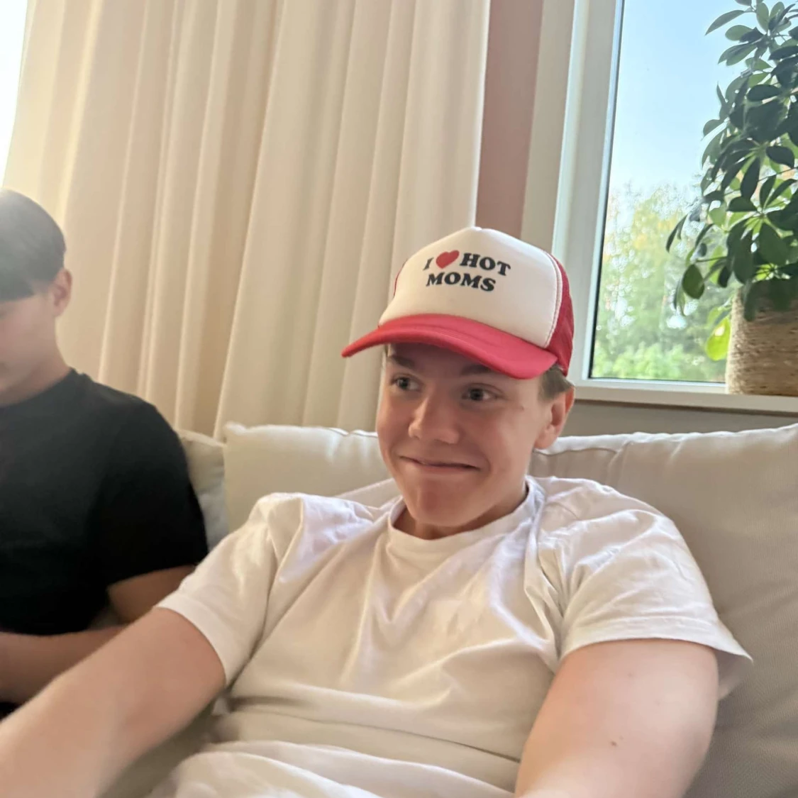 Vit och röd keps med text - 2