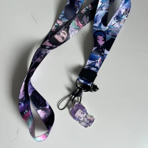Nyckelband och nyckelring med shinobu kocho - Nyckelbandet har massa bilder av shinobu kocho i demon slayer. Det är aldrig använt