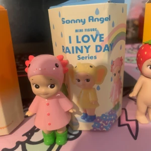 Sonny Angel Animal Series & Rainy Day Series - Samlarfigurer från Sonny Angel! Här finns både Animal Series och Rainy Day Series, perfekta för dig som gillar söta och unika minifigurer. Varje figur kommer i en överraskningsbox och är populära bland unga samlare .200kr styck. Allihopa 1400kr